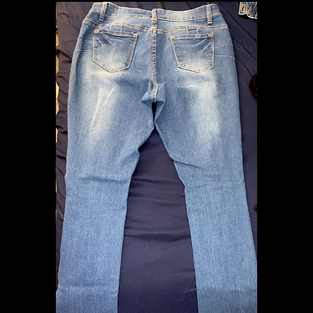 FASION NOVA RIPPED JEANS - Picture 3 of 4